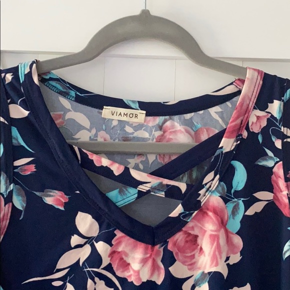 Floral top - Picture 2 of 2